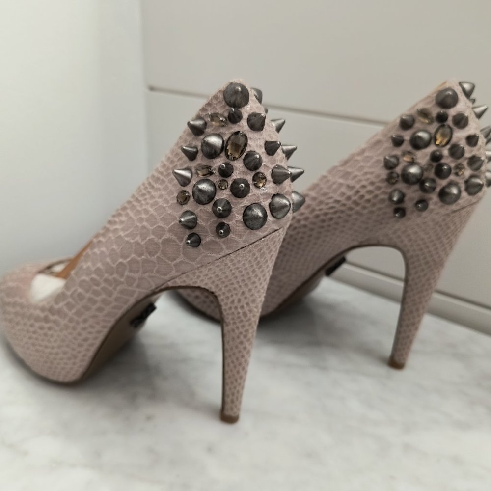 NEW - Vera Wang Simply Vera Alice Beige/Nude Peep-Toe Pump w/Studded Heel - 8M